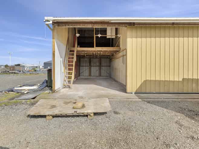 Centrally located shed & yard