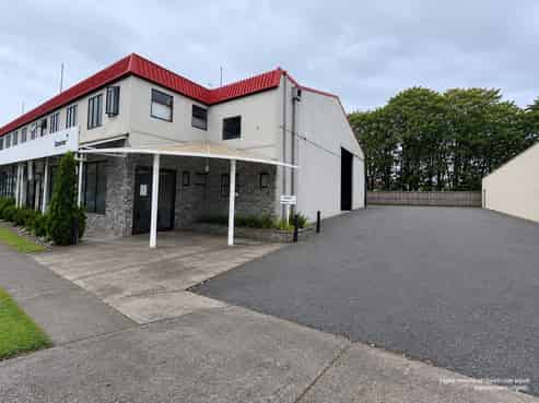 Modern workshop & office in high-traffic location