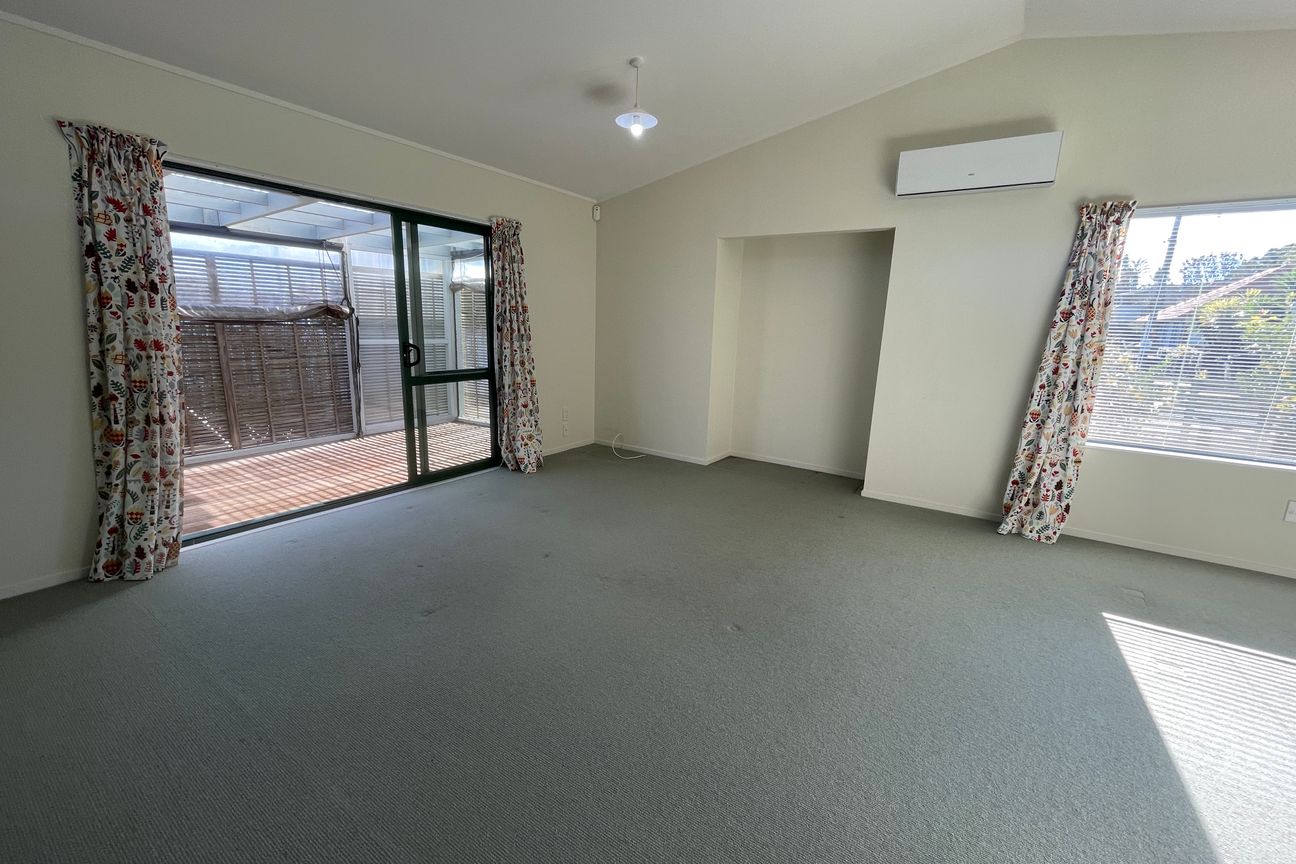 Private & Peaceful Living in the Heart of Ellerslie - Widok 6