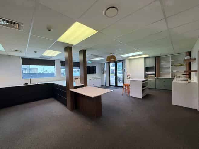 Central Mount Office/Warehouse with Ample Parking