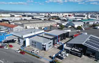 Central Mount Office/Warehouse with Ample Parking