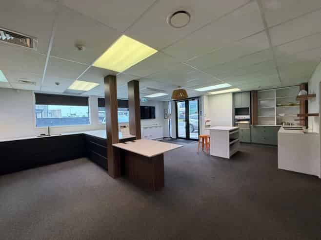 Central Mount Office/Warehouse with Ample Parking