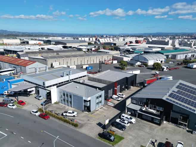 Central Mount Office/Warehouse with Ample Parking