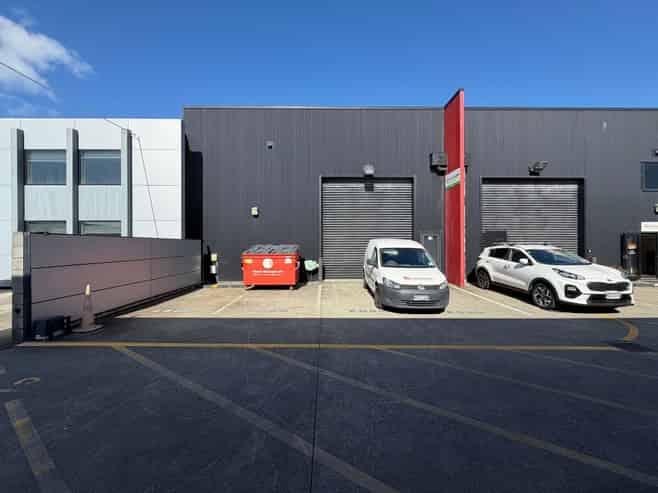 Central Mount Office/Warehouse with Ample Parking