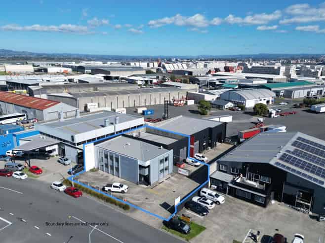 Central Mount Office/Warehouse with Ample Parking