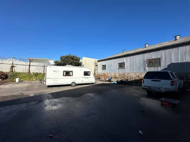 Great Profile, Dual Roller Doors + Secure Front/Rear Yard