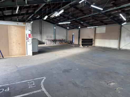 High profile warehouse on Thames Street