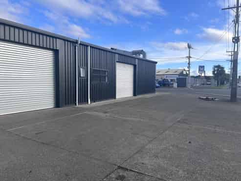 High profile warehouse on Thames Street