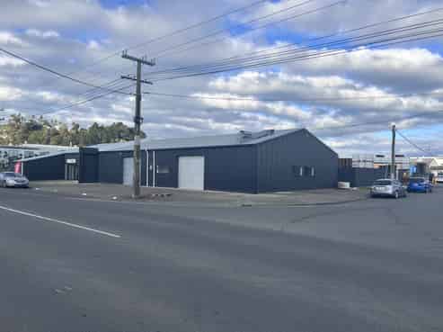 High profile warehouse on Thames Street