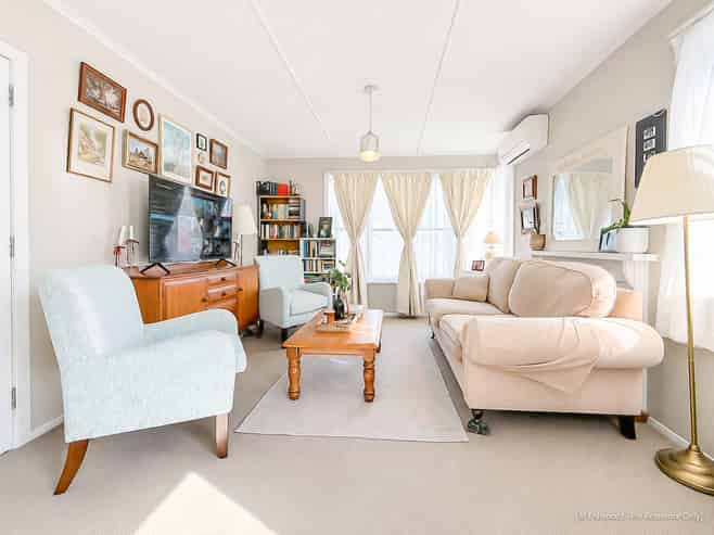 8 Chorley Avenue, Massey