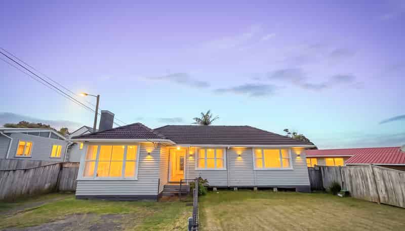 8 Chorley Avenue, Massey