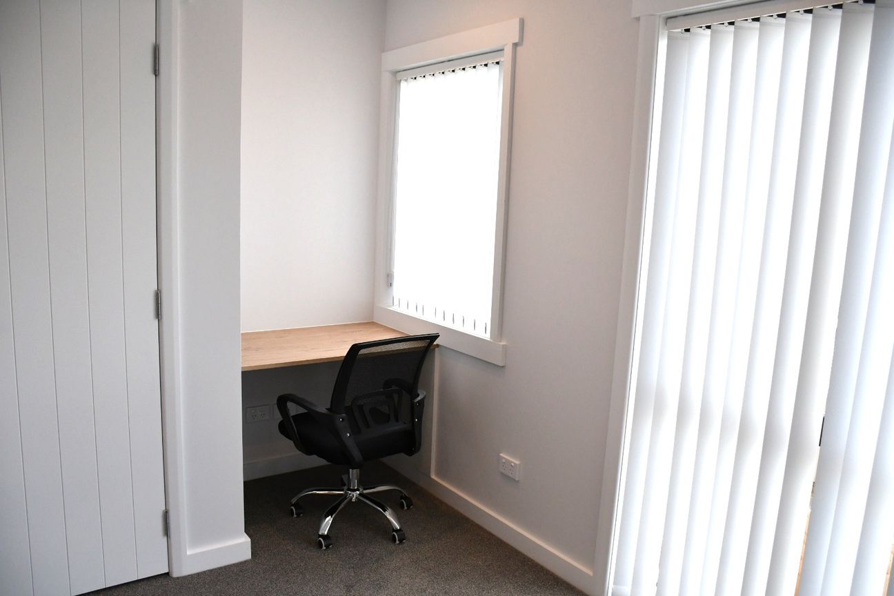 Near New Furnished Studio Unit - Więcej