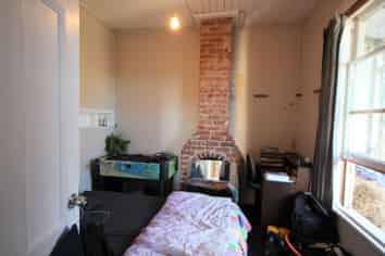 296 Highgate, ROSLYN