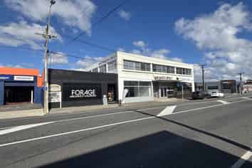 Central showroom with warehouse and parking