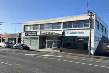 Central showroom with warehouse and parking