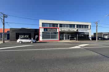 Central showroom with warehouse and parking