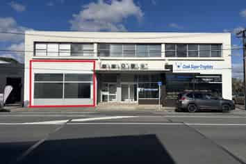 Central showroom with warehouse and parking