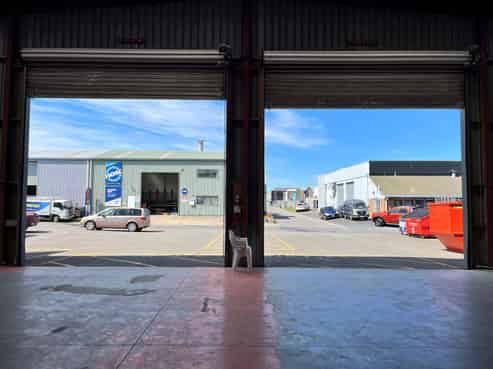 High Profile Hull Road Lease Opportunity
