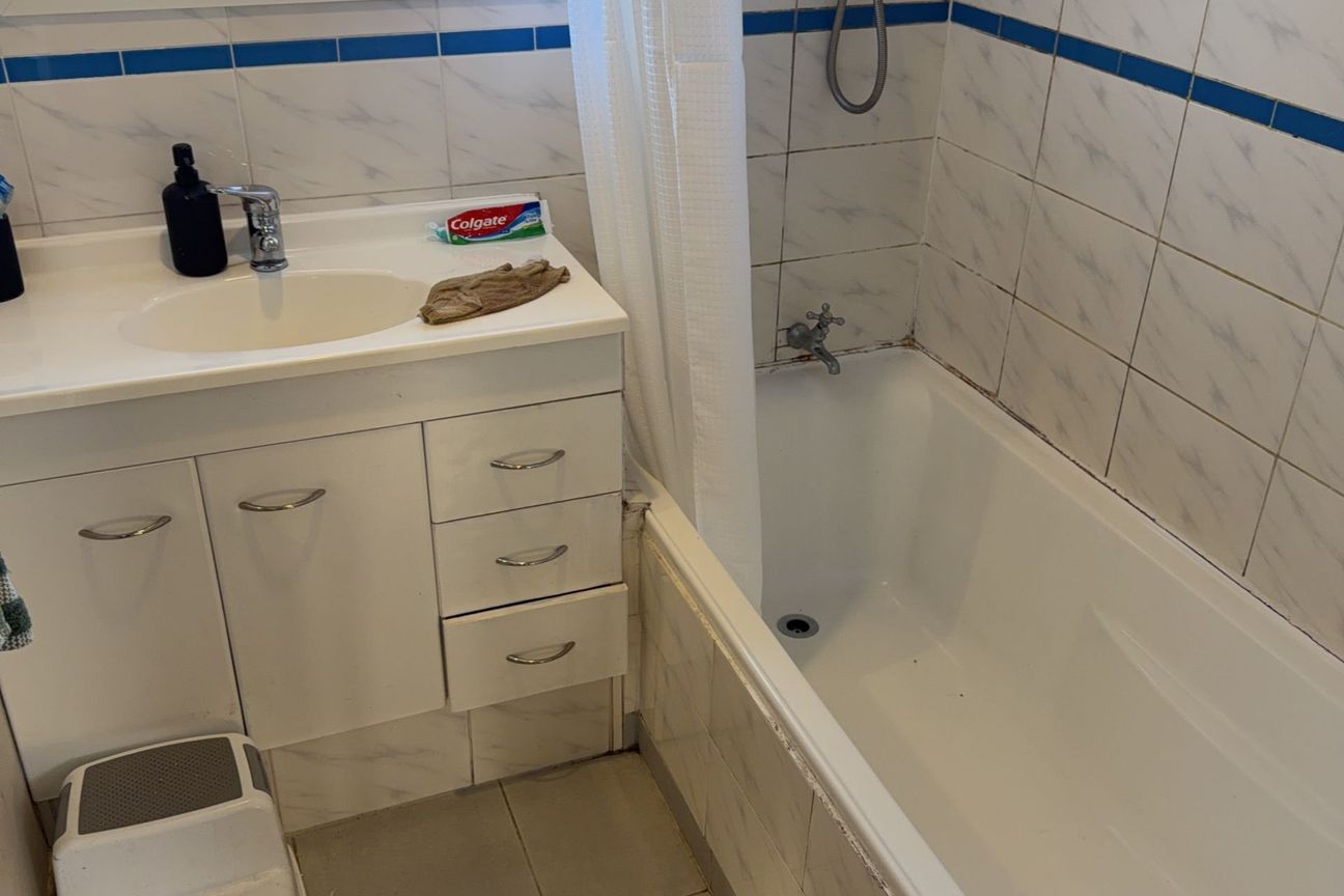 ISLINGTON- THREE BEDROOMS, HEAT PUMP, SINGLE GARAGE - Mehr
