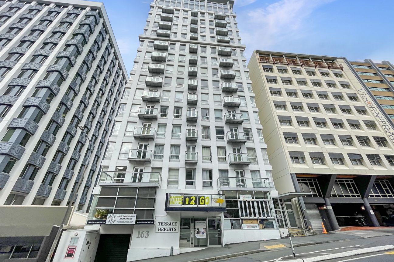 Modern Apartment with Sea Views in a Prime Location - Fler