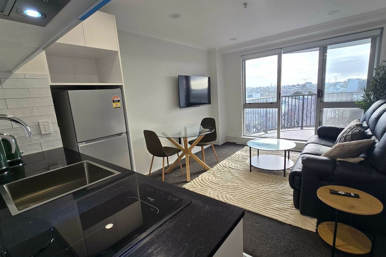 Fully Renovated & Furnished 2-Bedroom|Sunset Views - Aanzicht 2