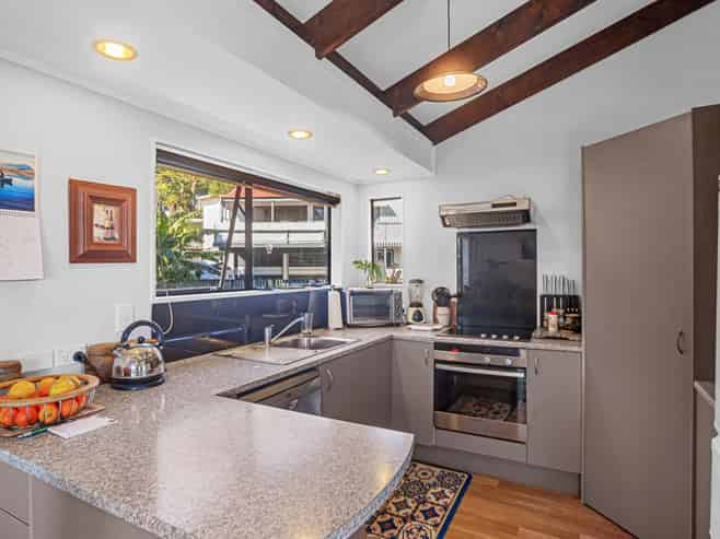 115 Regent Heights, Thames