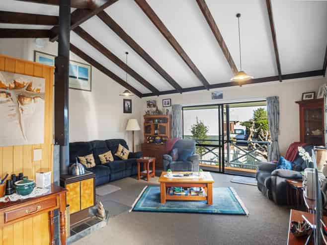 115 Regent Heights, Thames