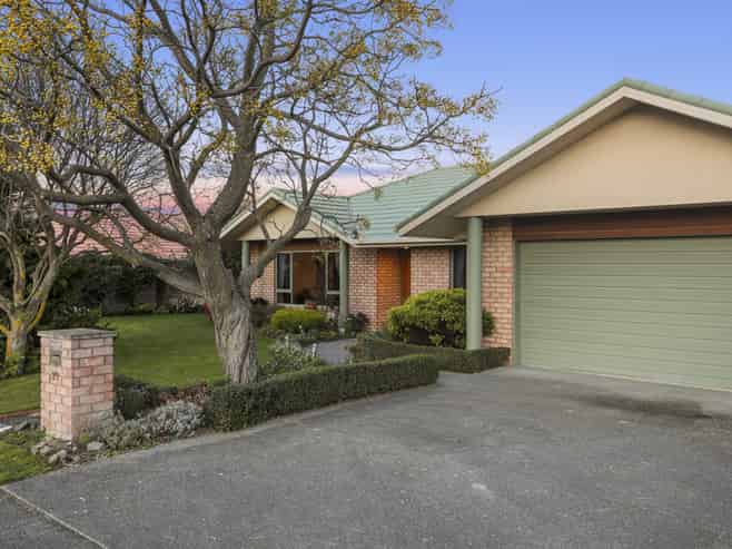 27 Burleigh Road, Redwoodtown