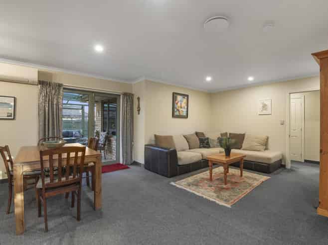 27 Burleigh Road, Redwoodtown