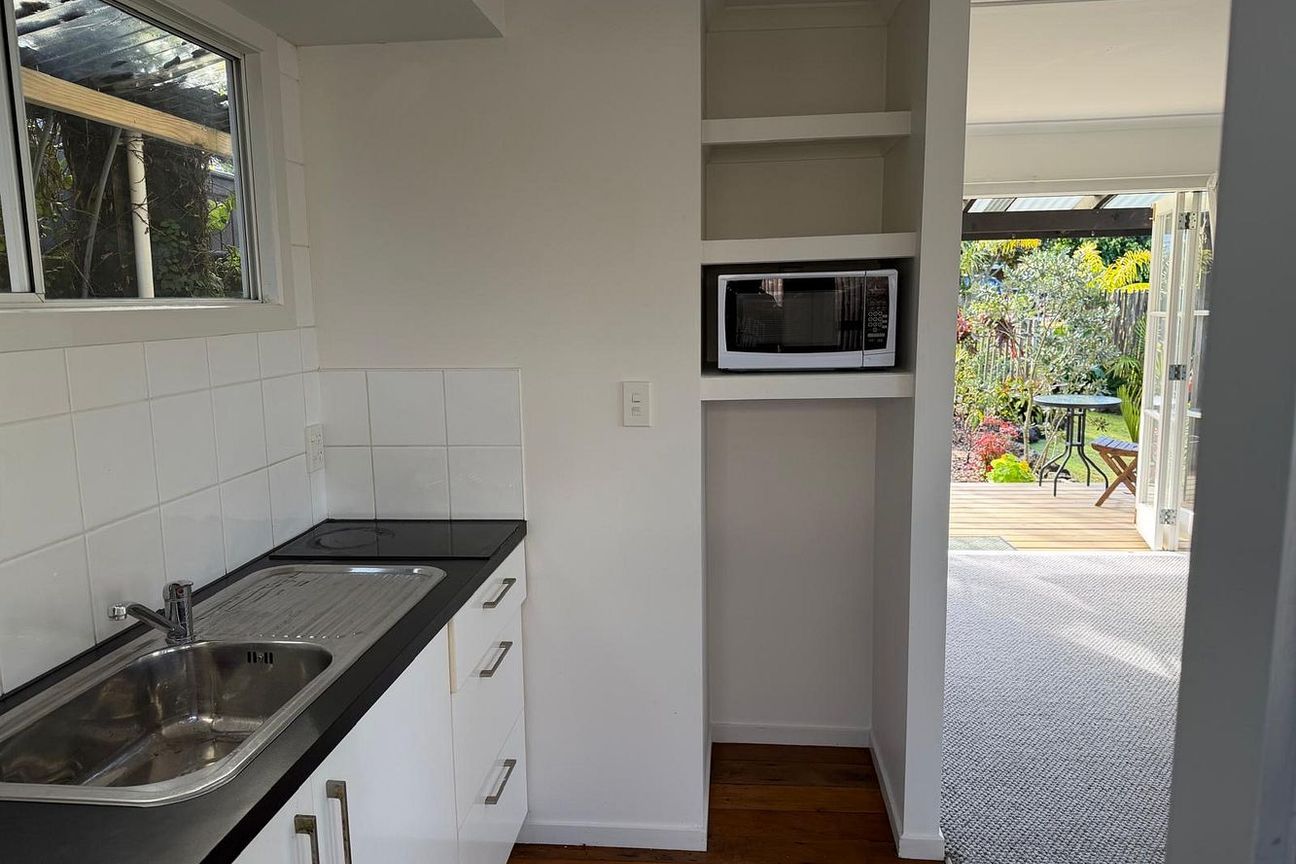 Private Garden Cottage – Utilities Included - Vista 5