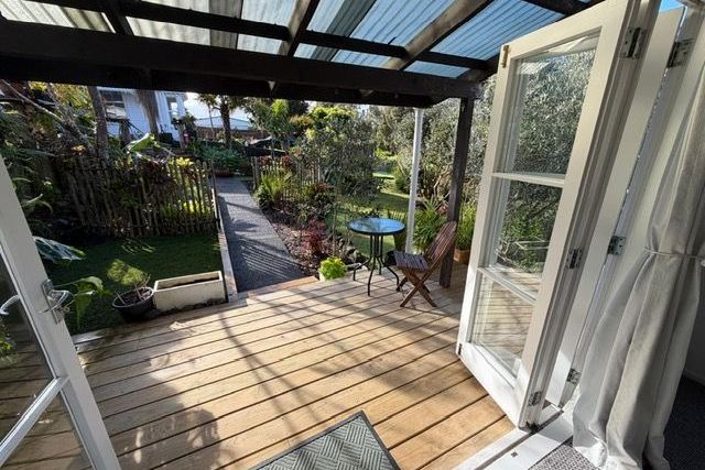 Private Garden Cottage – Utilities Included - Vista 2