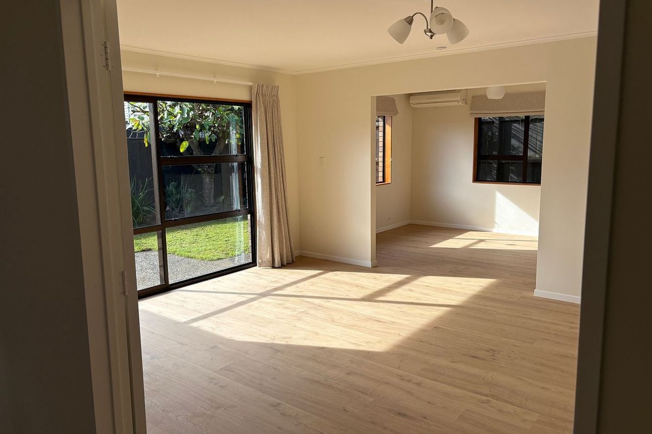Fully Renovated 3-Bedroom Home for Rent – Epsom - Widok 2