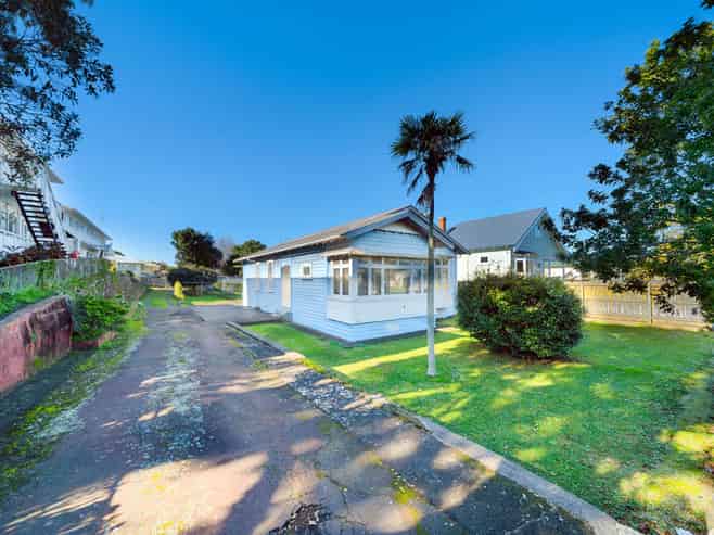 24 Fowlds Avenue, Sandringham