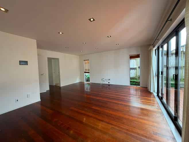 10 Manchester Drive, Flat Bush