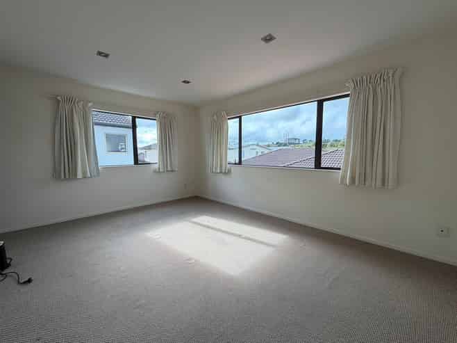 10 Manchester Drive, Flat Bush