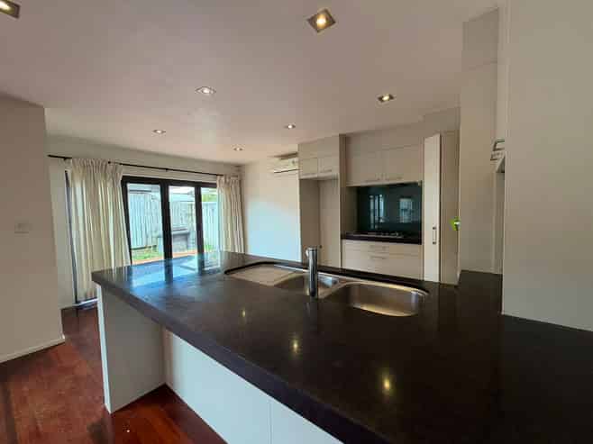 10 Manchester Drive, Flat Bush