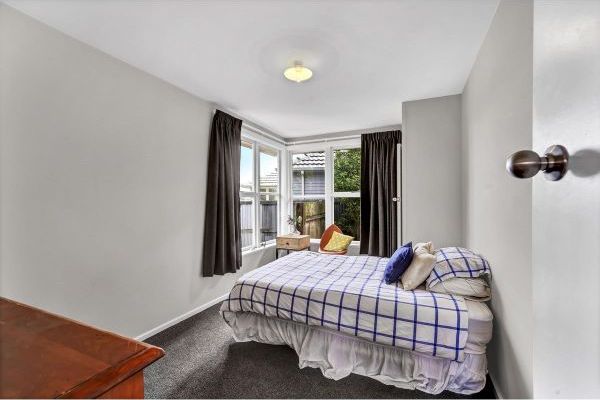 3-Bedroom Linwood Home with Fully Fenced Yard - Bild 4