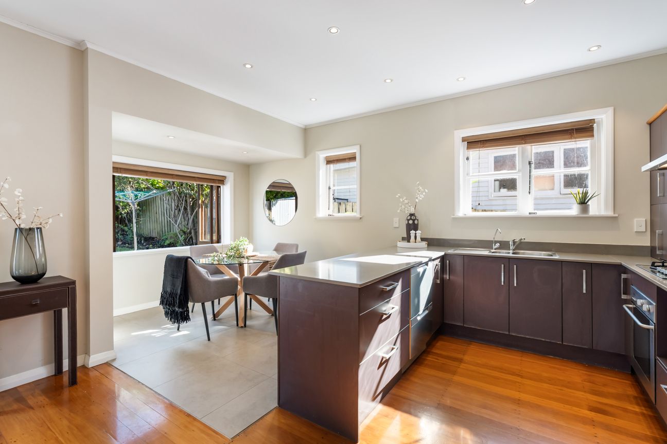 Charming Family Living in Point Chevalier - Vista 4