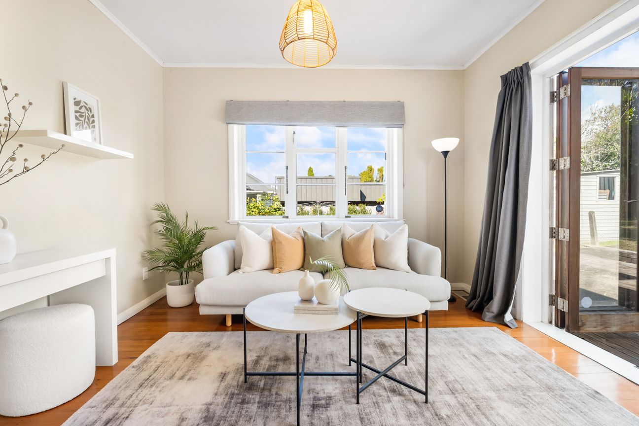 Charming Family Living in Point Chevalier - Vista 2