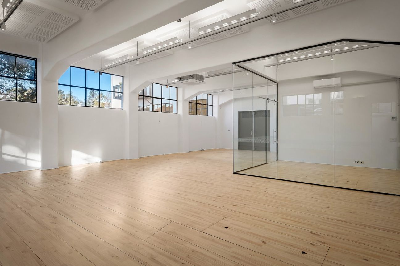 Character Office with Abundant Natural Light - Bild 4