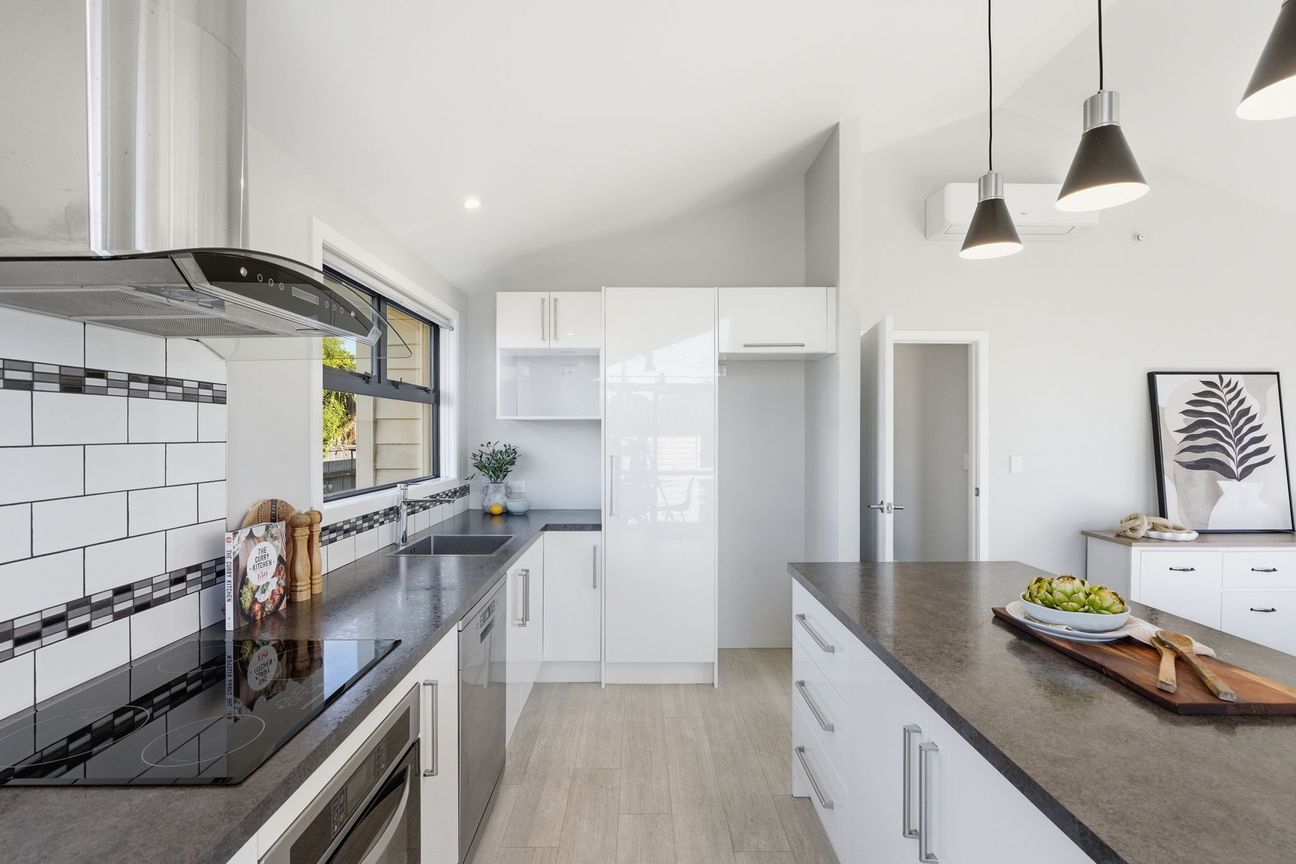 Modern Coastal Living with Sun, Space & Style! - Fler