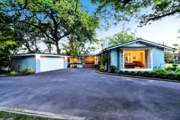 677 River Road, Chartwell