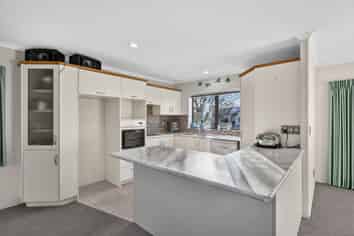 15 Saxon Woods Drive, Rototuna North