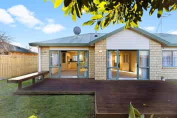 15 Saxon Woods Drive, Rototuna North