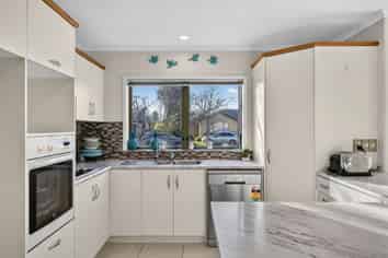 15 Saxon Woods Drive, Rototuna North