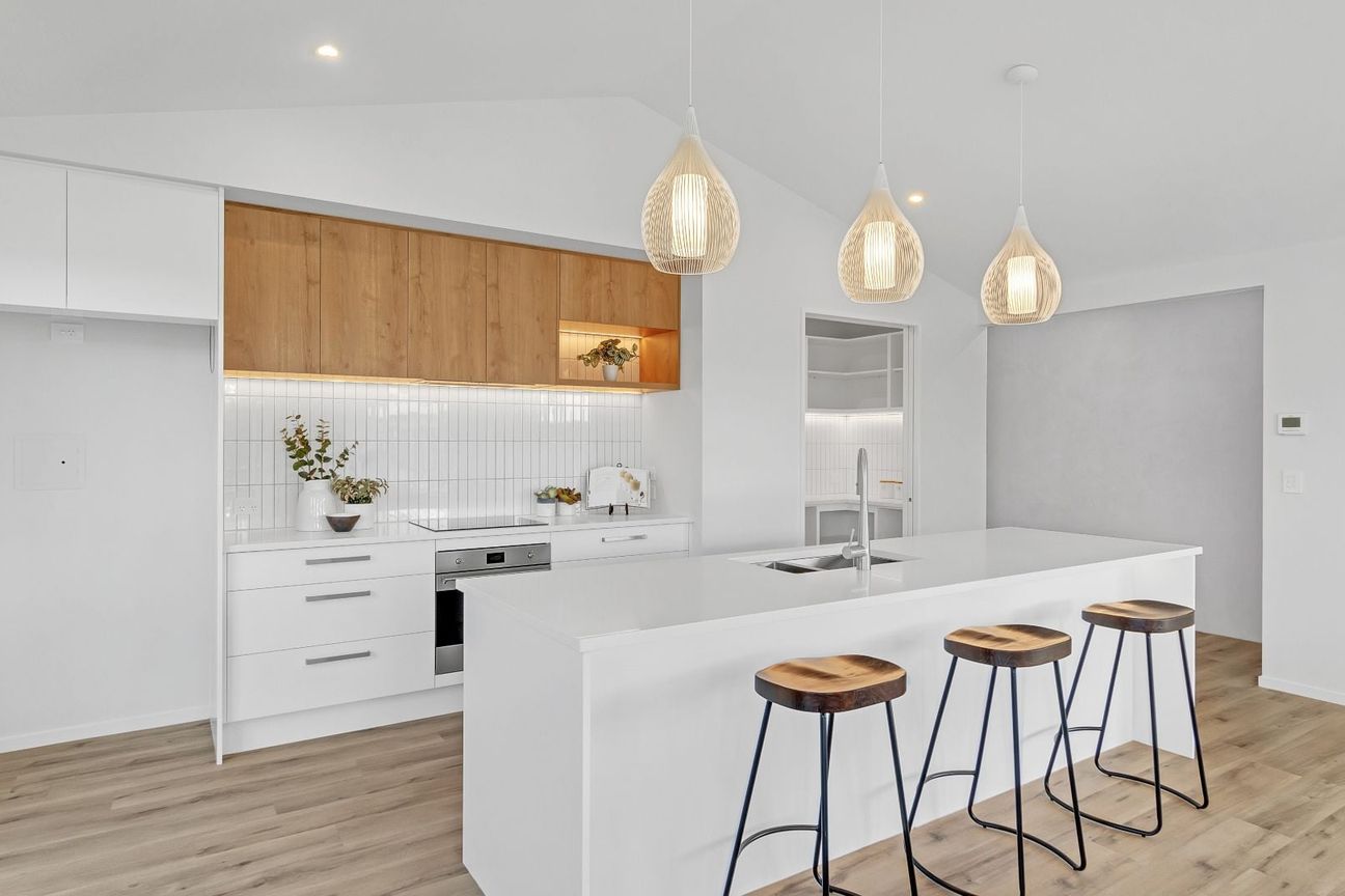 STUNNING FOUR BEDROOM FAMILY HOME, TWO BATHROOM, DOUBLE GARAGE - Mehr