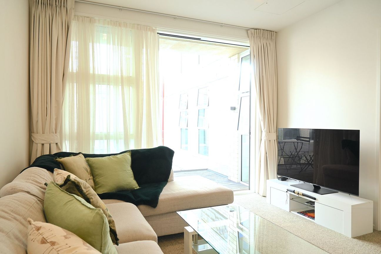 Modern 2-Bed w/ Spa & Pool – Covered parking - Aanzicht 3