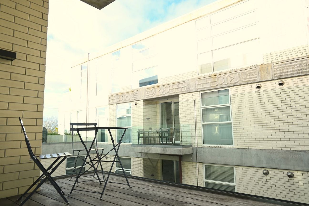 Modern 2-Bed w/ Spa & Pool – Covered parking - Aanzicht 4
