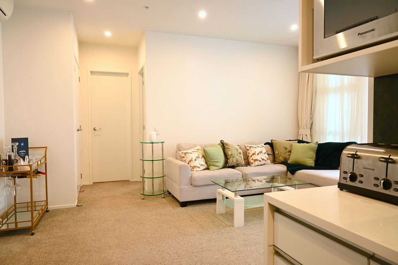 Modern 2-Bed w/ Spa & Pool – Covered parking - Aanzicht 5