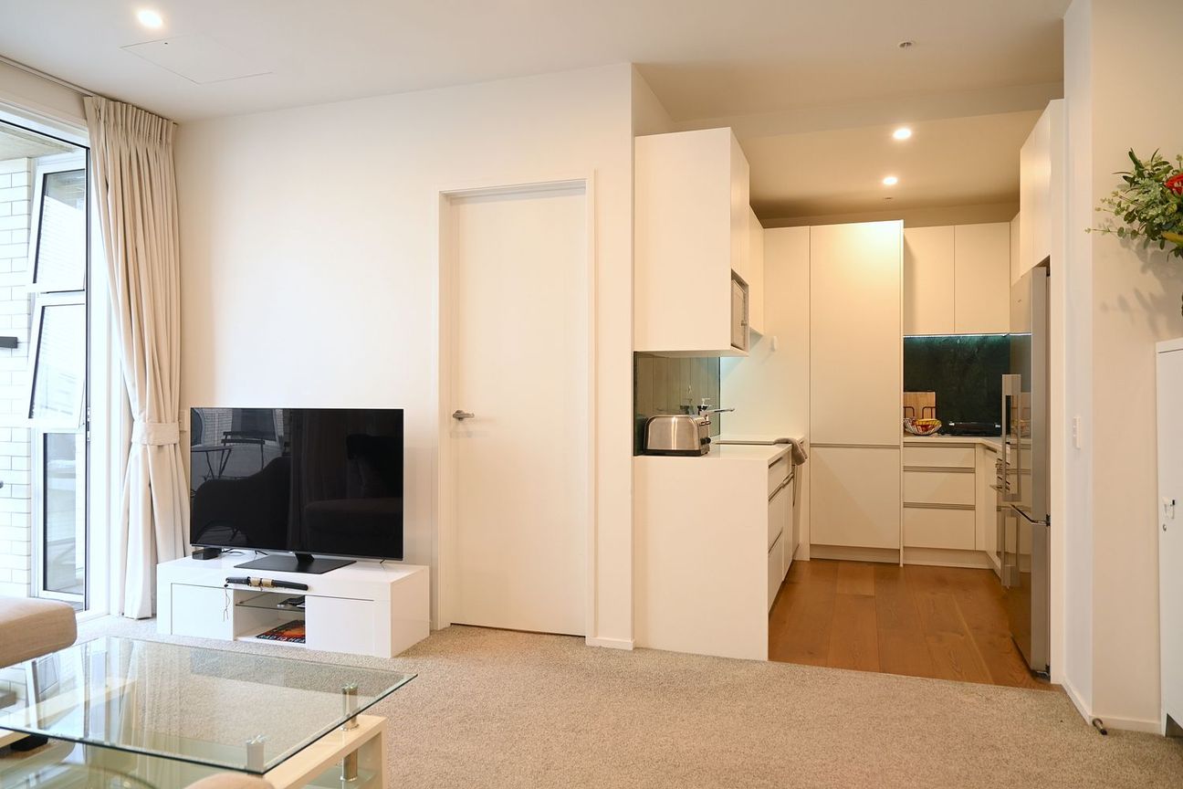 Modern 2-Bed w/ Spa & Pool – Covered parking - Aanzicht 6